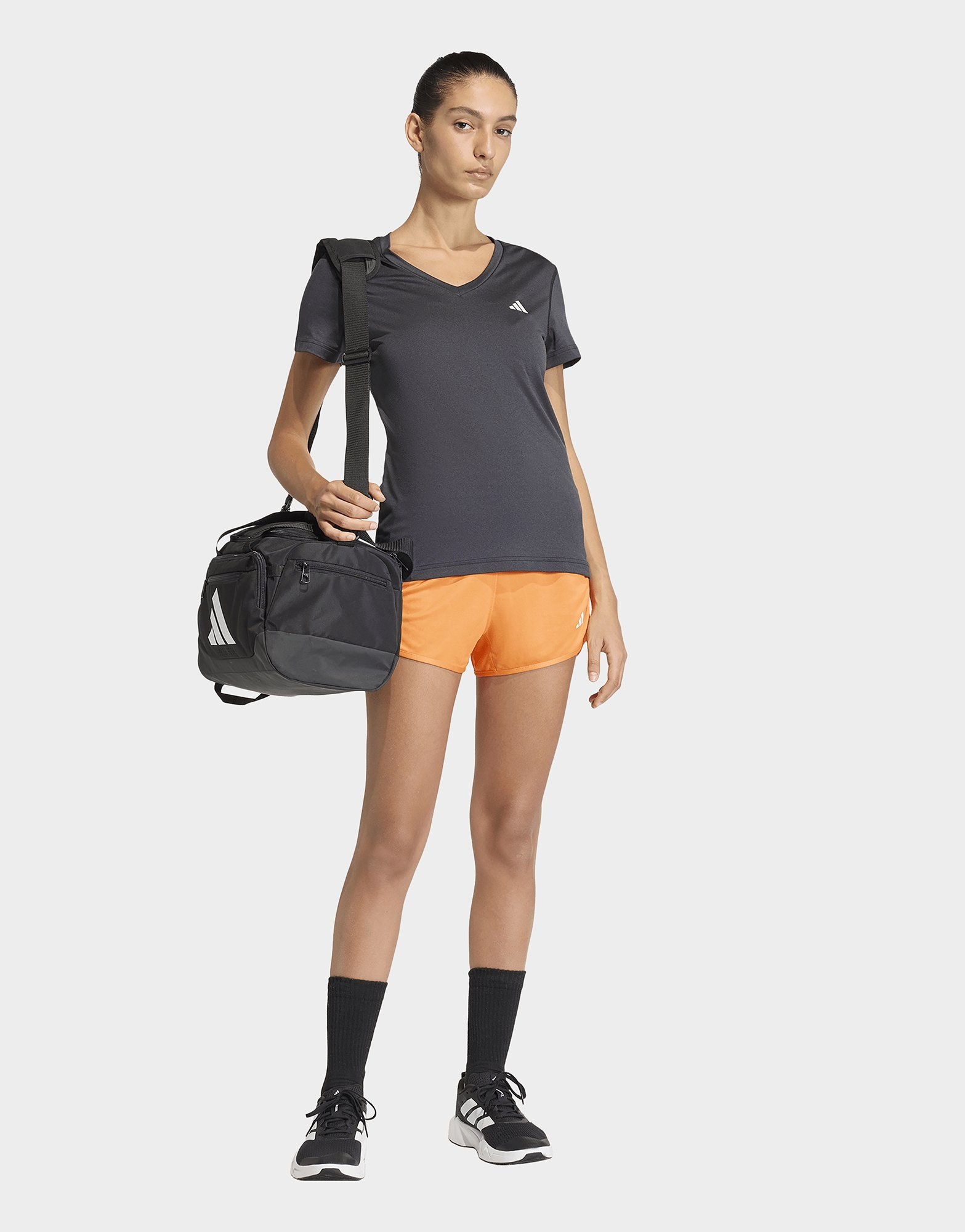 adidas Workout Essentials T-Shirt mit V-Ausschnitt