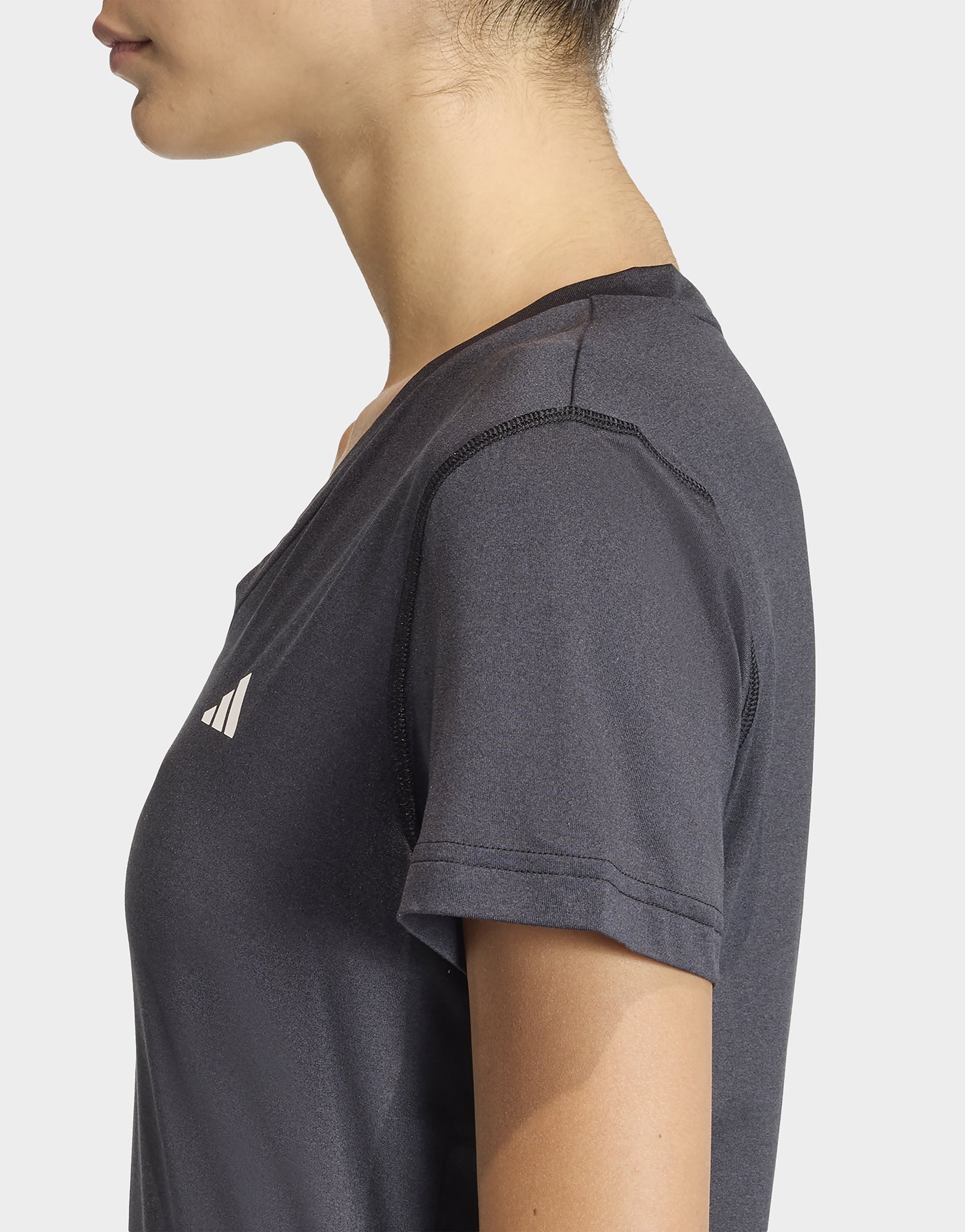 adidas Workout Essentials T-Shirt mit V-Ausschnitt
