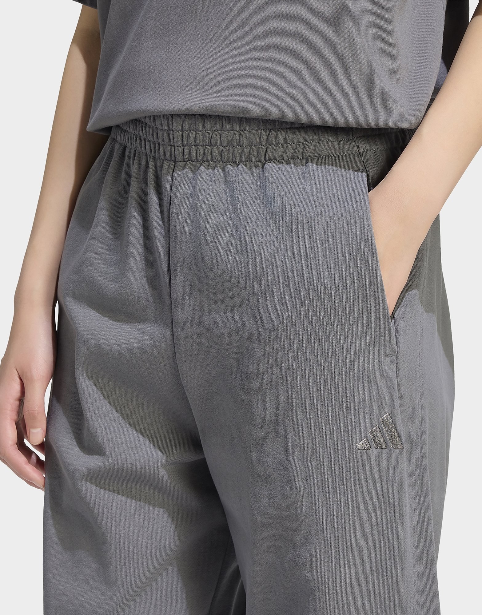 adidas Kit Hose, Locker Geschnitten, Bündchen, Kleines Logo