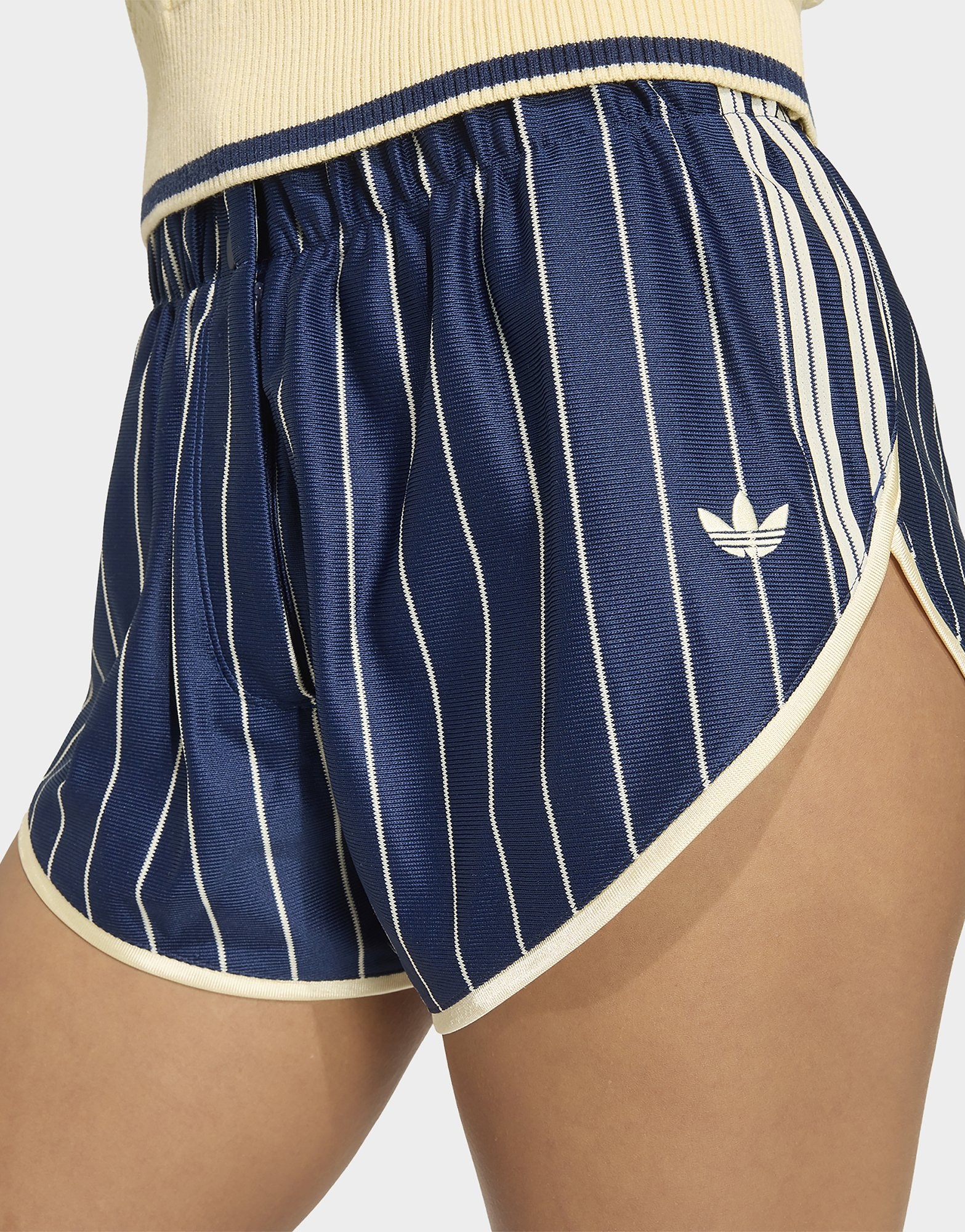 adidas Firebird Shorts Mit Nadelstreifen