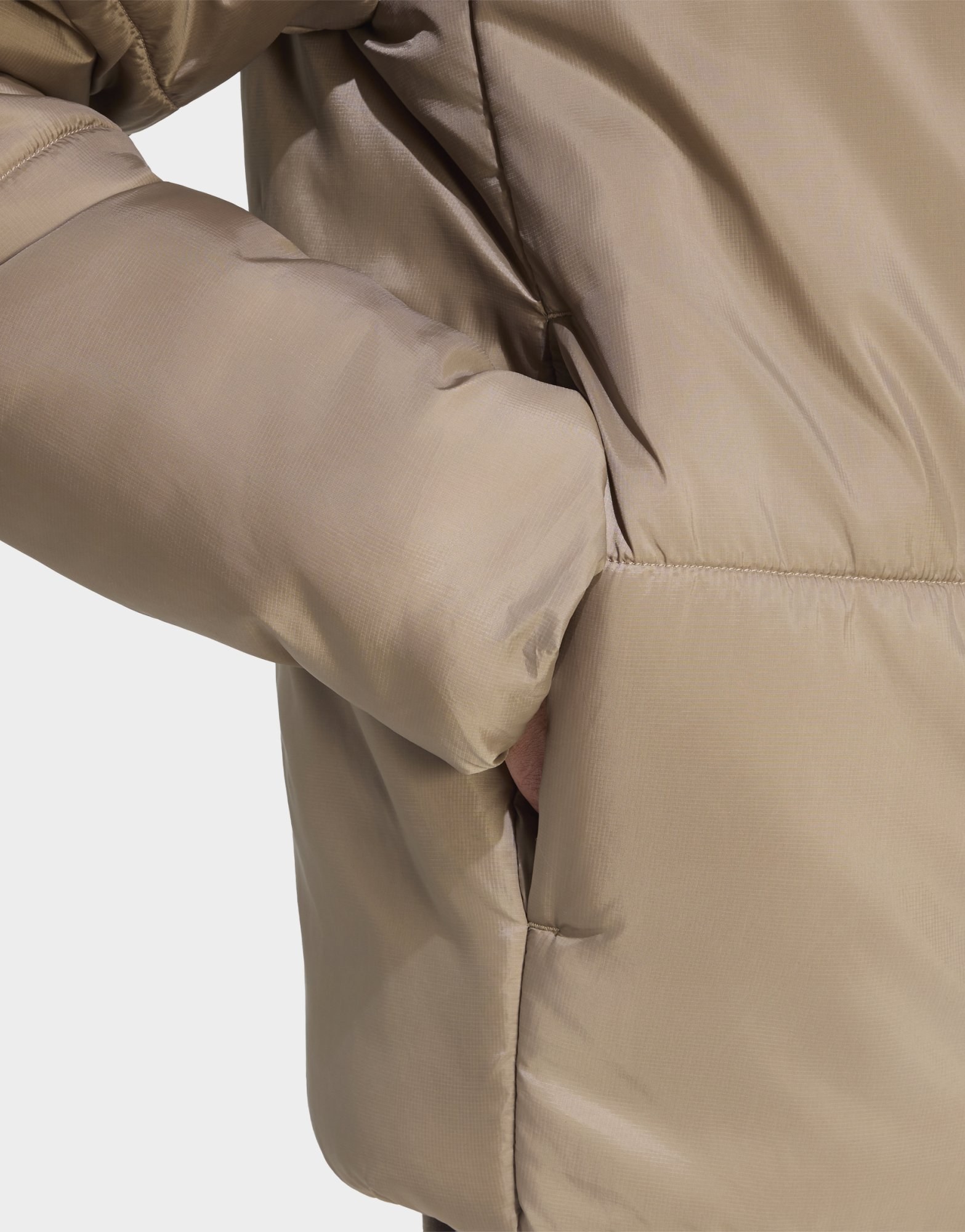 adidas Essentials Highloft Puffer Jacke, Isoliert