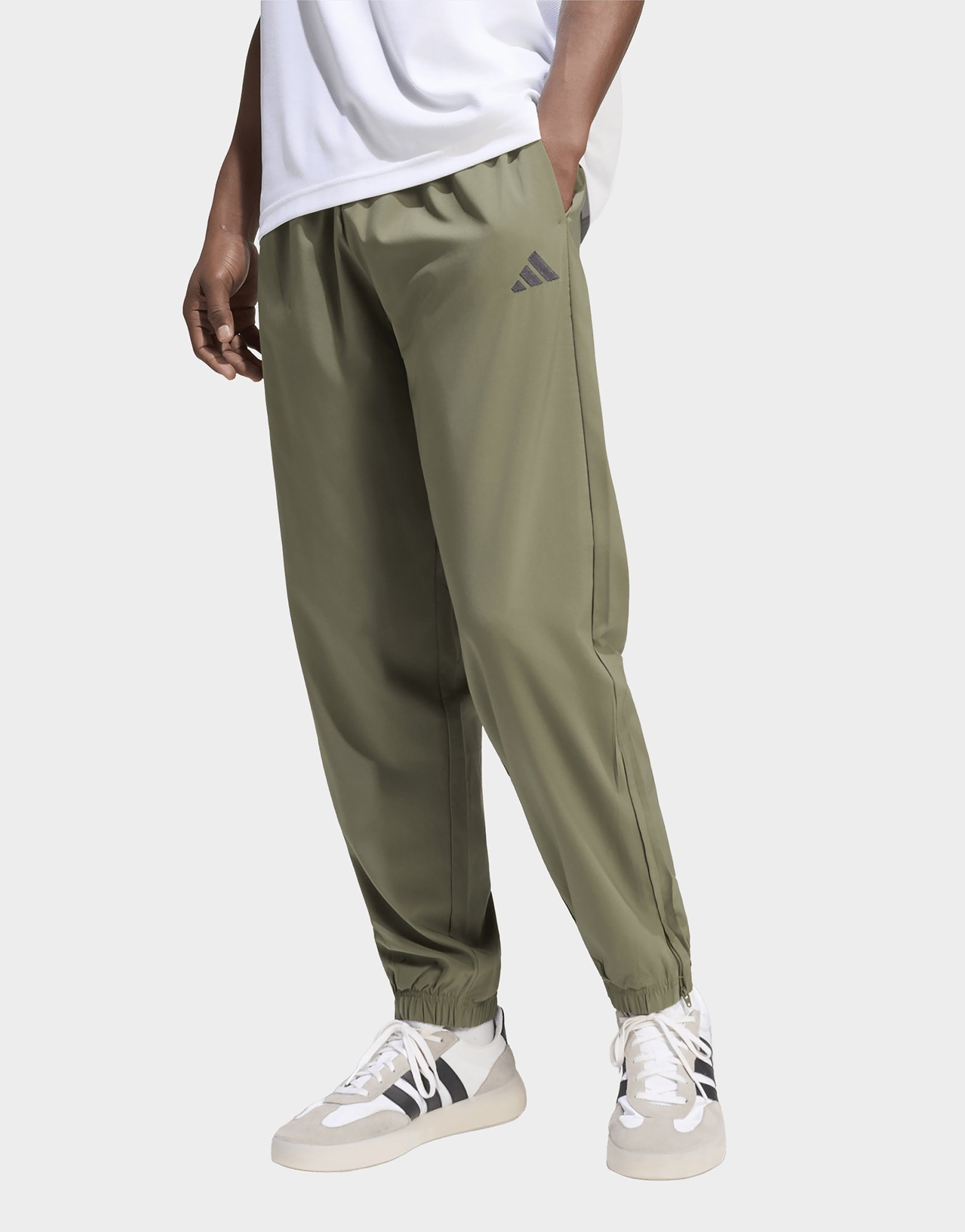 adidas Essentials Stanford Lite Hose, kleines Logo, gewebt, mit Bündchen