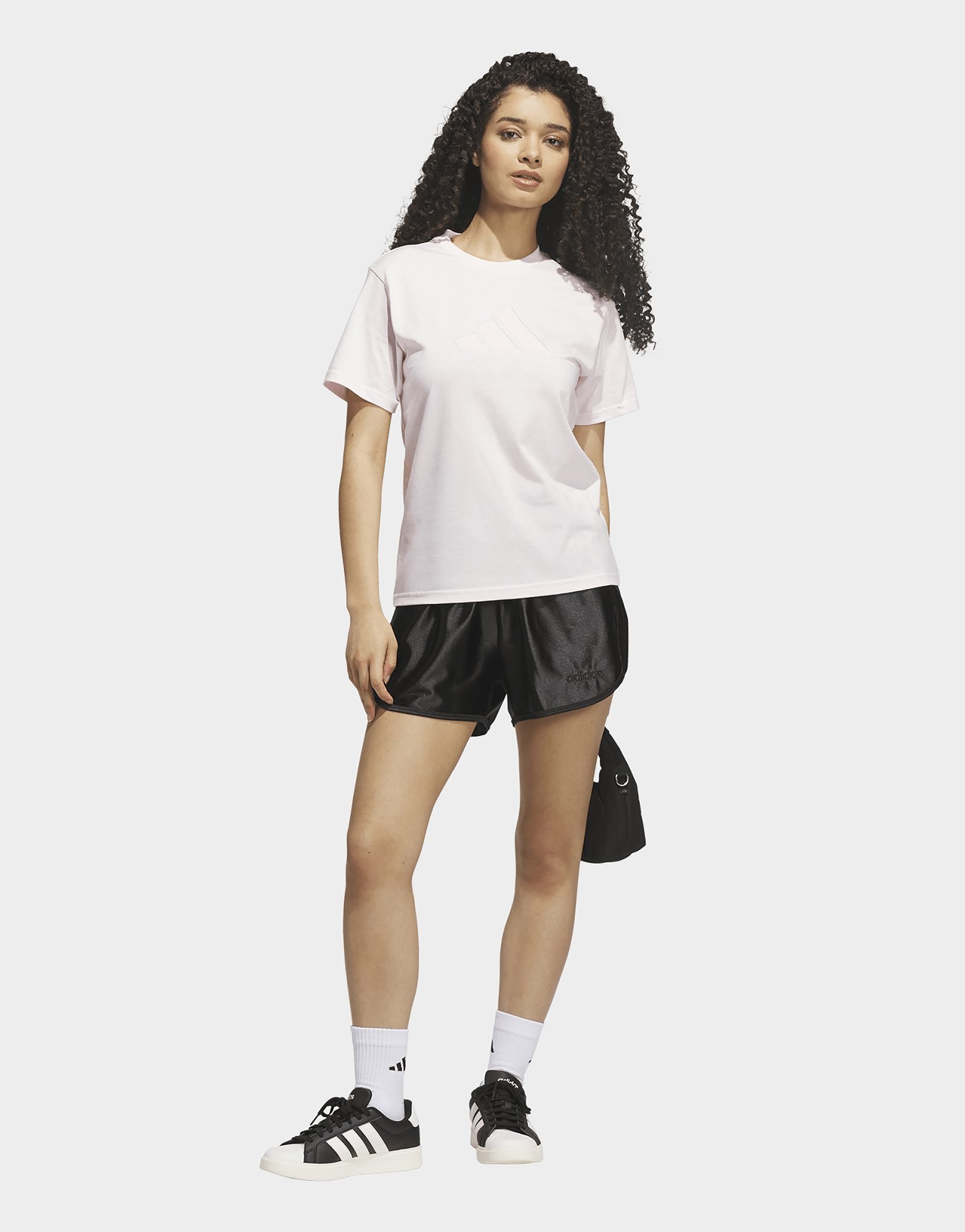 adidas SATIN-FILLED LOGO GRAFIK T-SHIRT