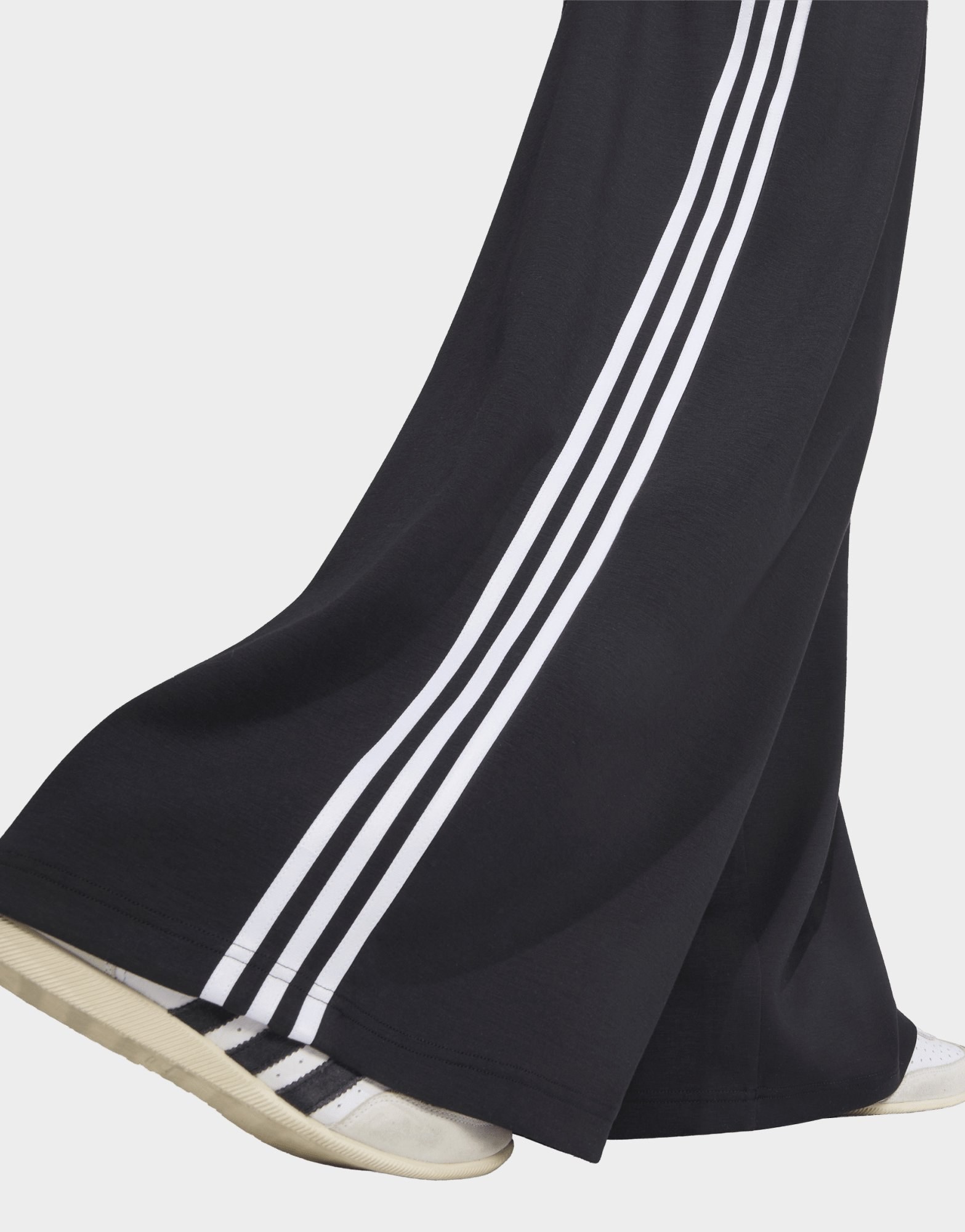 adidas Originals Adiluna Season 2 X Jennie Trainingshose, Plisseefalten